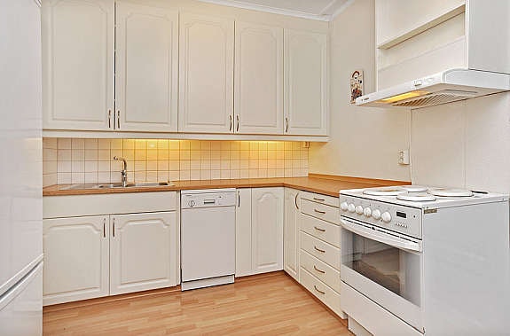 Kjøkken har takhøye skap Galleribilde