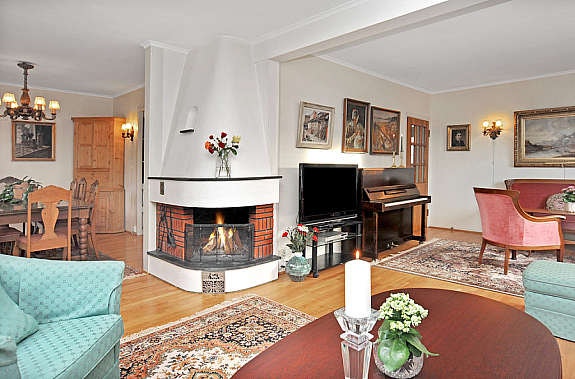 Stue med flott peis Galleribilde