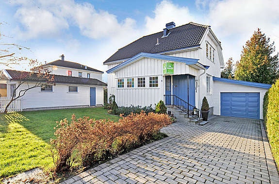 Fasade, inngangsparti. 2 garasjer. Galleribilde