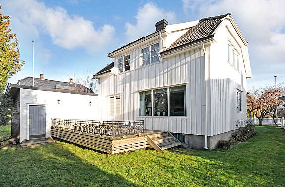 Fasade mot vest. Garasje nr. 2 har praktisk dør ut til hage Galleribilde