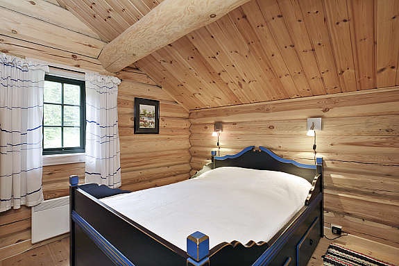 Soverom i oppstuggu før himling ble senket. Galleribilde