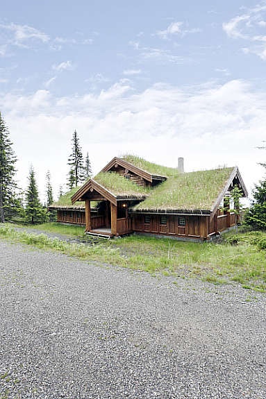 Solrikt beliggende på Rømåsen, nær Natrudstilen, og med flott utsyn til nærliggende landskap og fjellområder. Galleribilde