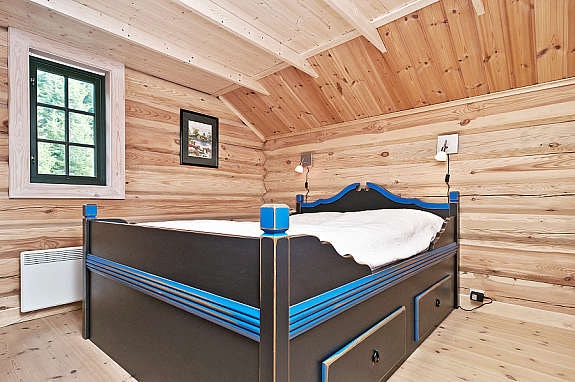 Soverom med nedsenket himling i oppstugu. Galleribilde