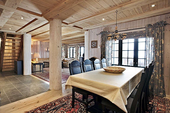 Spisestuen med innenforliggende stue. Galleribilde