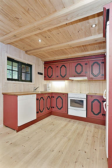 Kjøkken i åpen løsning mot spisestue. Galleribilde