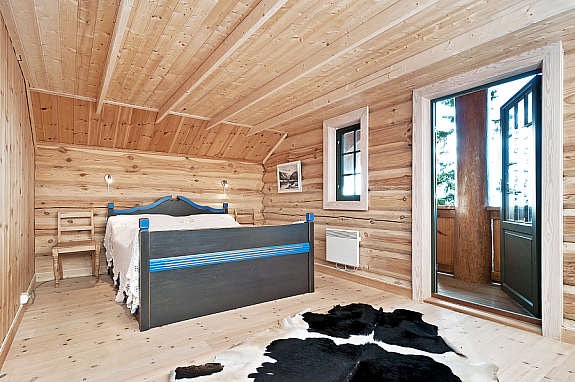 Soverom i oppstuggu med nedsenket himling. Galleribilde