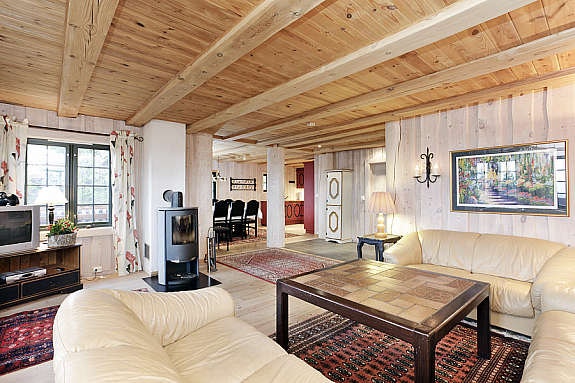 Stuen fremstår innbydene, lun og romslig. Galleribilde