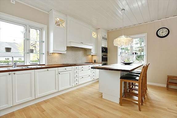 Romslig kjøkken med spiseplass Galleribilde