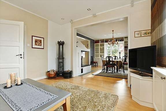 Stue med vedovn Galleribilde