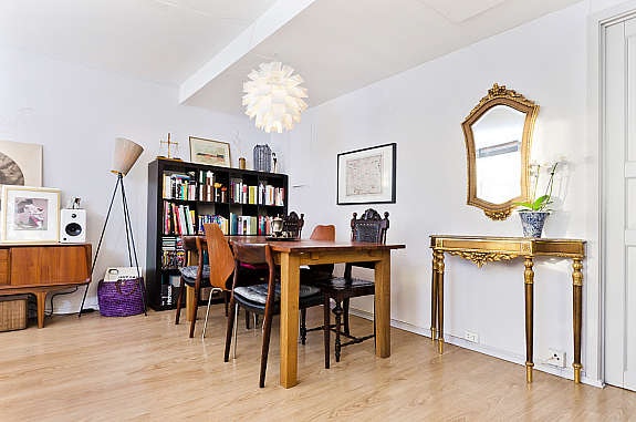 Stuen har god plass til både sofagruppe- samt spisebord. Galleribilde