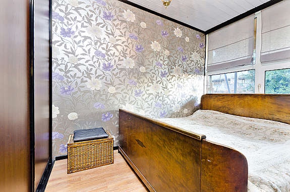 Rommet har en grei størrelse og vender ut mot rolig gårdsrom. Galleribilde