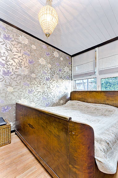 Innbydende og delikat soverom med praktisk skyvedørsgarderobe samt god plass for dobbeltseng. Galleribilde