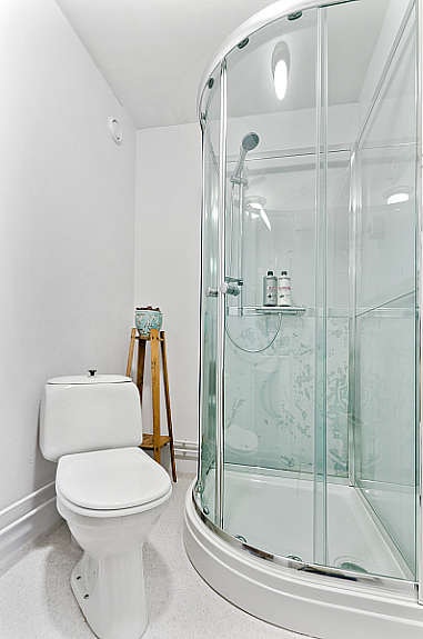 Badet er praktisk med plass til det man trenger, også opplegg for vaskemaskin. Galleribilde