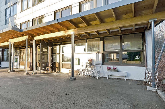 Trivelig usjenert uteplass på enden av bygget. Galleribilde