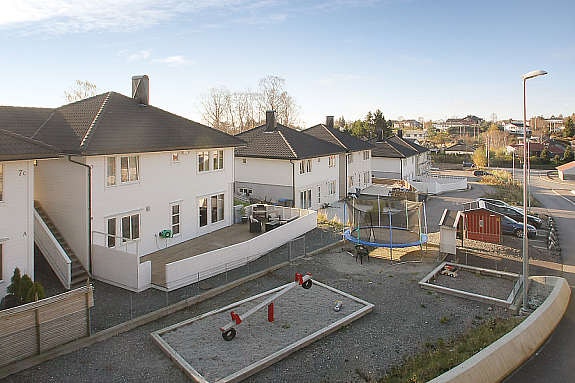 Barnevennnlig område med lekeplassr og ballbinge like ved Galleribilde