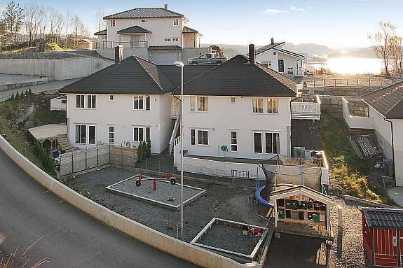 Barnevennnlig område med lekeplassr og ballbinge like ved Galleribilde