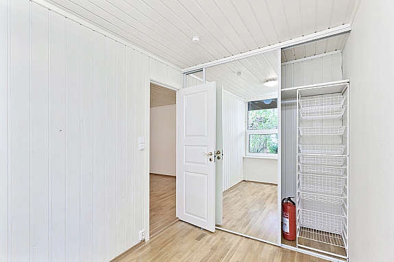 Nylig montert speilgarderobe. Praktisk lagring. Galleribilde