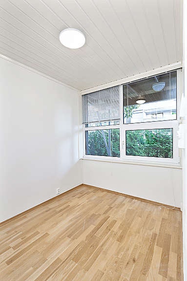 Lyst og romslig soverom med nyere overflater. Galleribilde