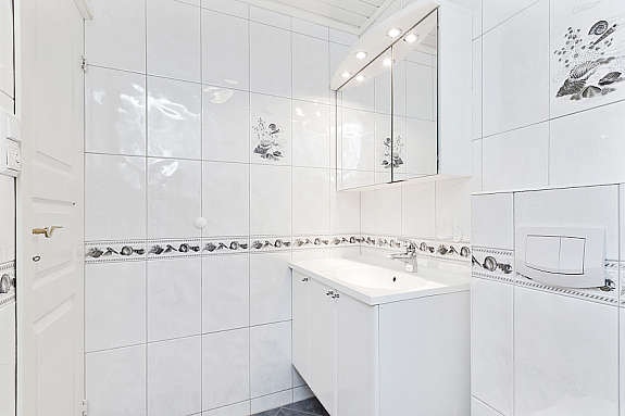 Lekre og tidsriktig flislagt bad, med varmekabler på gulv. Galleribilde