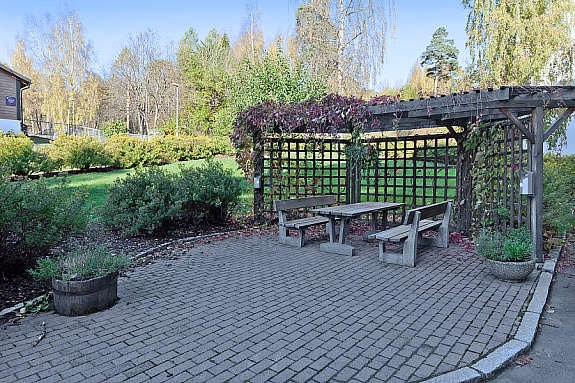 Meget hyggelige utearealer med sittegrupper. Galleribilde