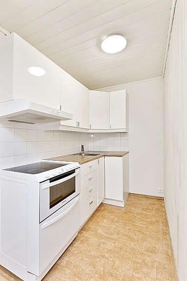 Egen kjøkkenkrok med plass til kjøleskap. Galleribilde