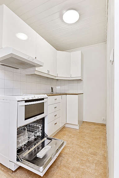 Godt utstyrt kjøkken, med hvit profilert innredning. Praktisk utstyrt med kombi, oppvask/komfyr-maskin. Denne følger leiligheten. Galleribilde