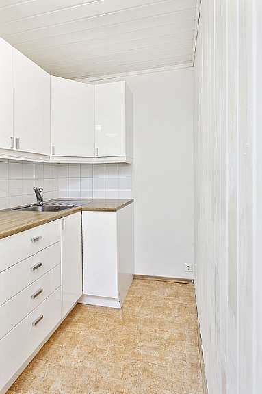 Egen kjøkkenkrok med plass til kjøleskap. Galleribilde