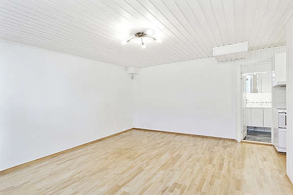 Leiligheten fremstår som innflyttningsklar, med de fleste overflater fornyet. Galleribilde