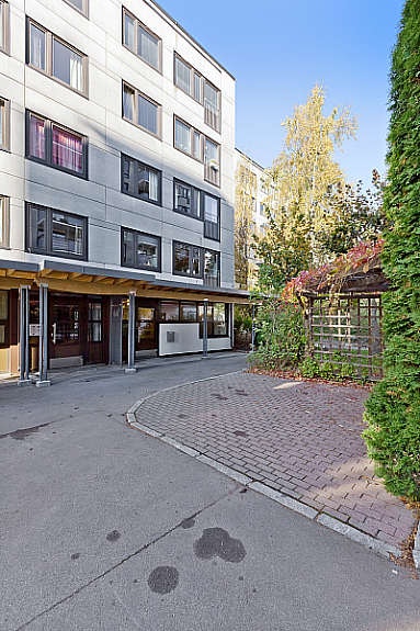 Leiligheten har enkel adkomst, med hyggelig uteplass på forsiden av leiligheten. Galleribilde