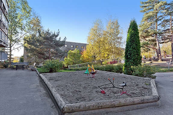 Barnevennlig og rolig nabolag. Galleribilde