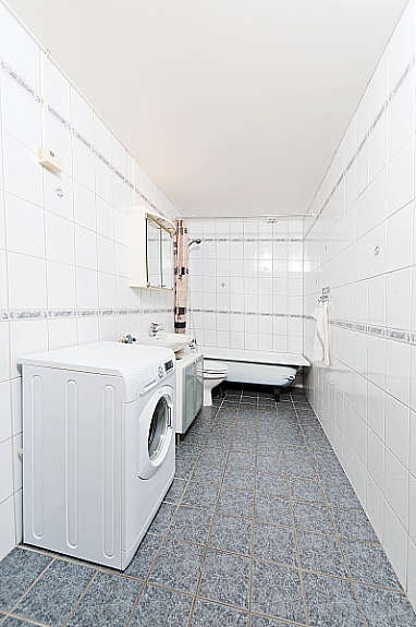 Flislagt og romslig bad. Galleribilde