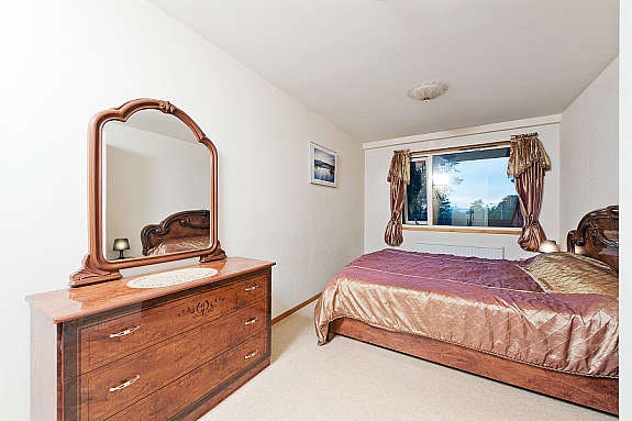 Lyst og romslig soverom med garderobeskap. Galleribilde