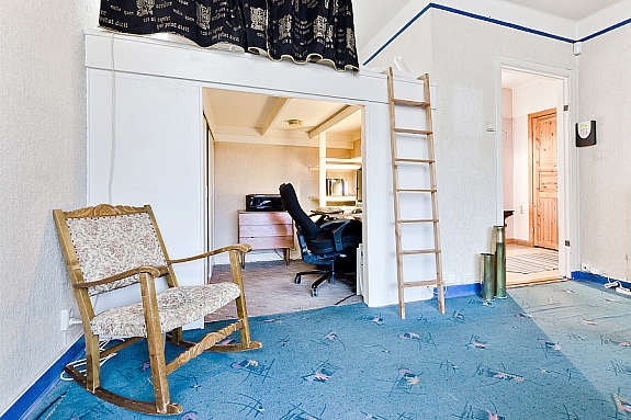 I stuen er det innredet sovehems med garderobe og kontorplass under. Galleribilde