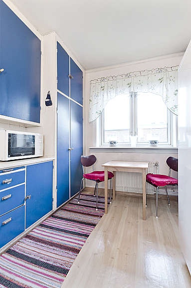 Stort kjøkken med spiseplass. Galleribilde