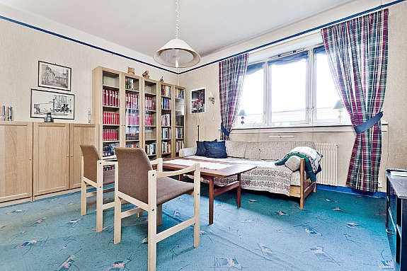 I stuen er det store vindusflater som slipper inn mye naturlig lys. Galleribilde