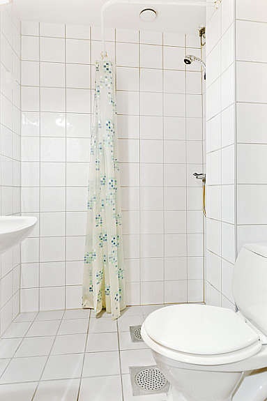 Varmekabler, dusj, klosett og servant på bad. Galleribilde