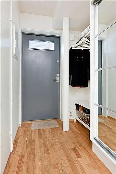 Gang med stor garderobeløsning Galleribilde