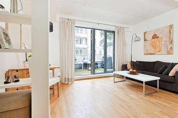 Stue med utgang til stor solrik balkong Galleribilde