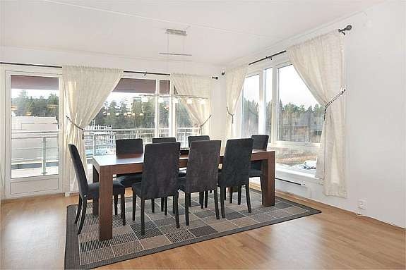 Spisestuedel med utgang ut til vestvendt balkong Galleribilde