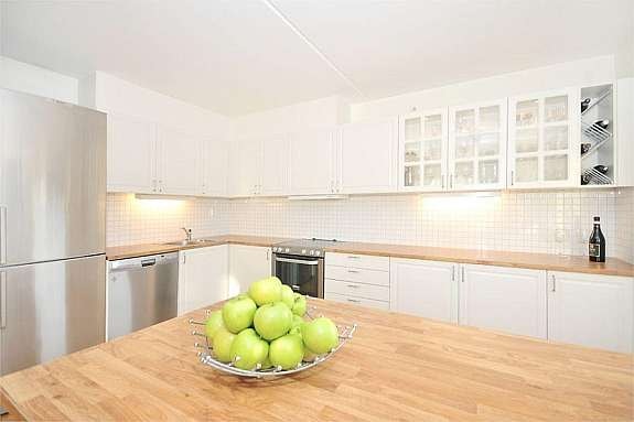 Kjøkken med kjøkkenøy Galleribilde