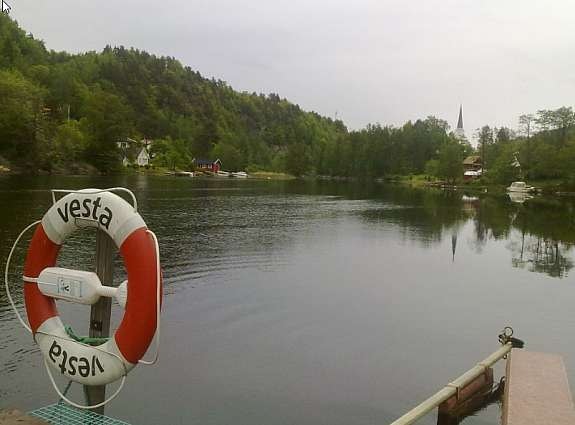 Fra bryggen , ligger i le for ver og vind. 15 minutter med båt ut til Risør. Galleribilde