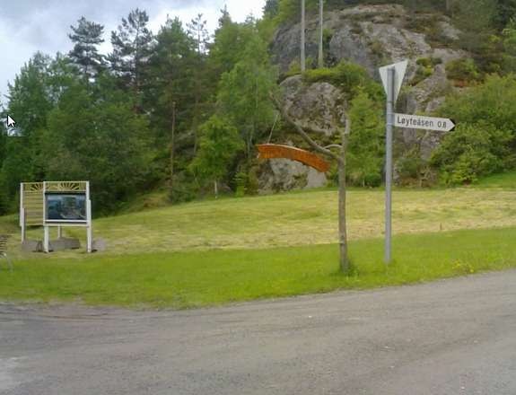 Her kjører du inn til høyre når du kommer fra Laget i rettning Lyngør Galleribilde