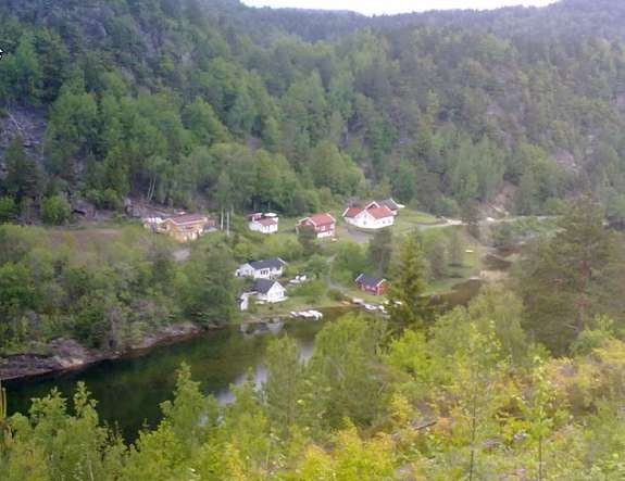 Utsikt fra tomt 40 på densida av veien . Galleribilde