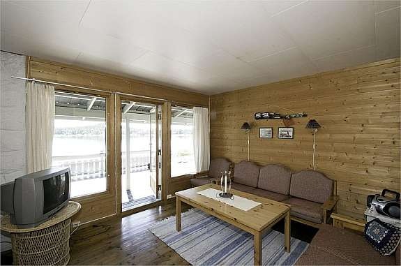 Stue med utg. til overbygget terrasse i en av lelighetene i hovedhytta Galleribilde