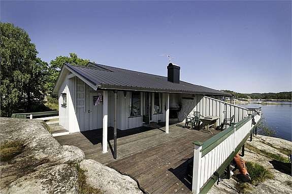 Hovedhytta med solrik delvis overbyget terrasse Galleribilde