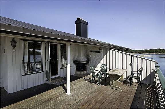 Delvis overbygget terrasse med utepeis på hovedhytta Galleribilde