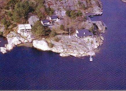 Oversikt over hele eiendommen med bryggeanlegg, hovedhytte samt anneks Galleribilde