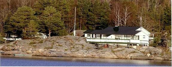 Hovedbygningen sett fra sjøen Galleribilde