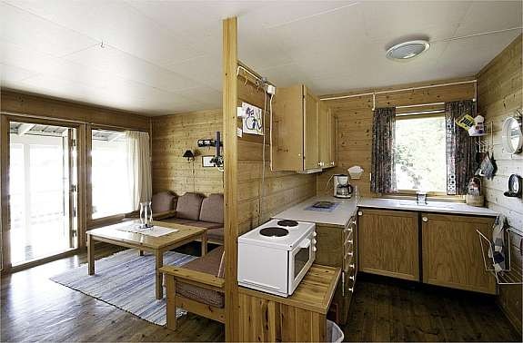 Kjøkken og stue i en av leilighetene i hovedhytta Galleribilde