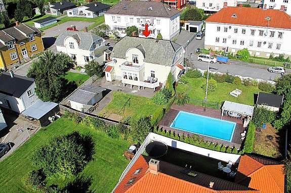 oversiktsbilde, fasade, tomten Galleribilde